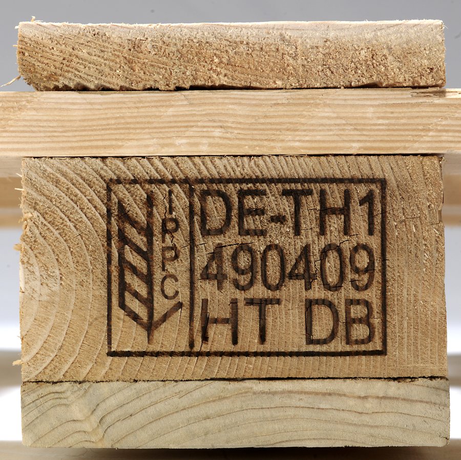IPPC-Stempel DE-TH1 490409 HT DB auf dem Klotz