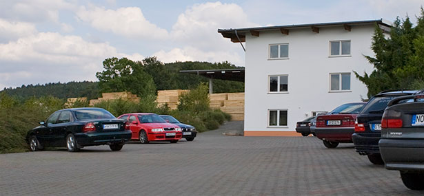 Verwaltungsgeb�ude mit Parkplatz der FALKENHAHN AG